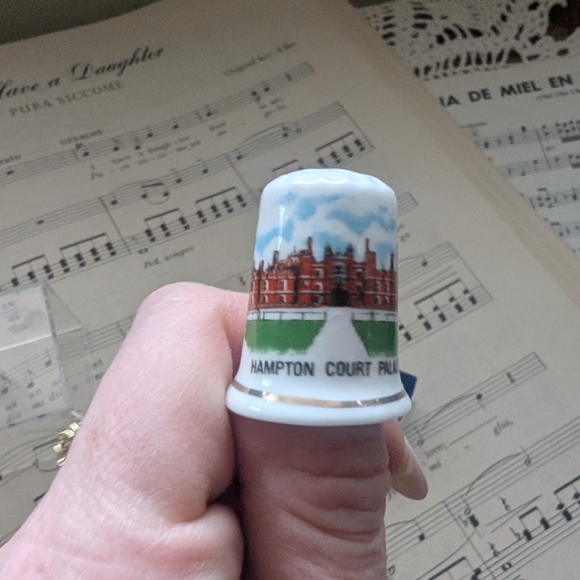 Hampton Court Palace Souvenir Thimble - Picture 1 of 8